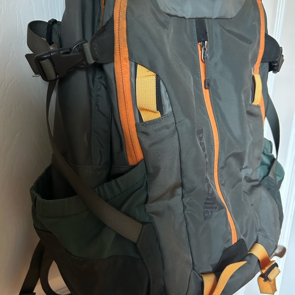 Patagonia Green and Orange Backpack 28L - Picture 3 of 11
